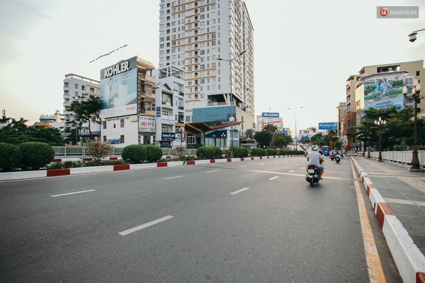 Sài Gòn bình yên lạ thường, đường phố vắng bóng phương tiện trong những ngày nghỉ lễ 30/4 - 1/5 - Ảnh 16.