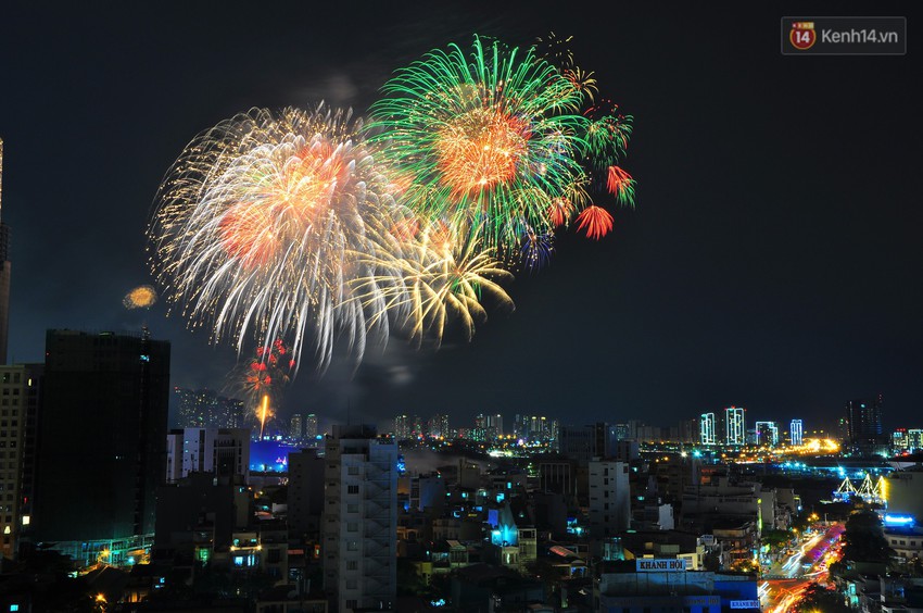 Loạt pháo hoa đẹp rực rỡ trên bầu trời Sài Gòn mừng 44 năm Giải phóng miền Nam thống nhất đất nước - Ảnh 6.