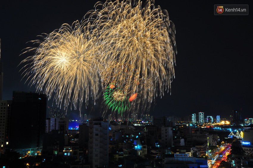 Loạt pháo hoa đẹp rực rỡ trên bầu trời Sài Gòn mừng 44 năm Giải phóng miền Nam thống nhất đất nước - Ảnh 13.