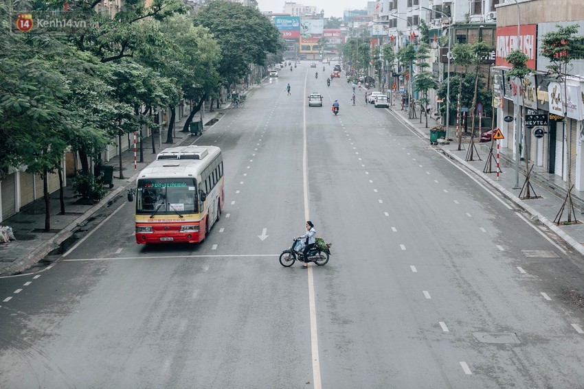 Chùm ảnh: Có một Hà Nội vắng lặng, thanh bình trong buổi sáng ngày 30/4 - Ảnh 2.