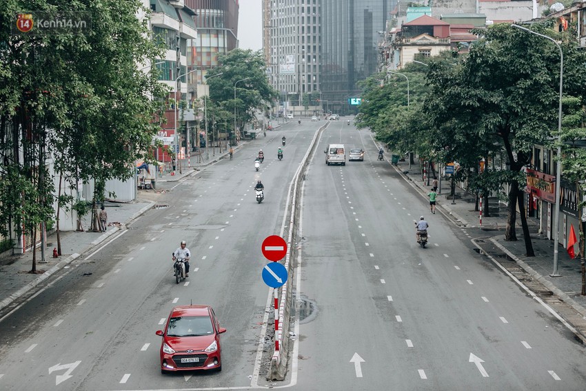 Chùm ảnh: Có một Hà Nội vắng lặng, thanh bình trong buổi sáng ngày 30/4 - Ảnh 3.