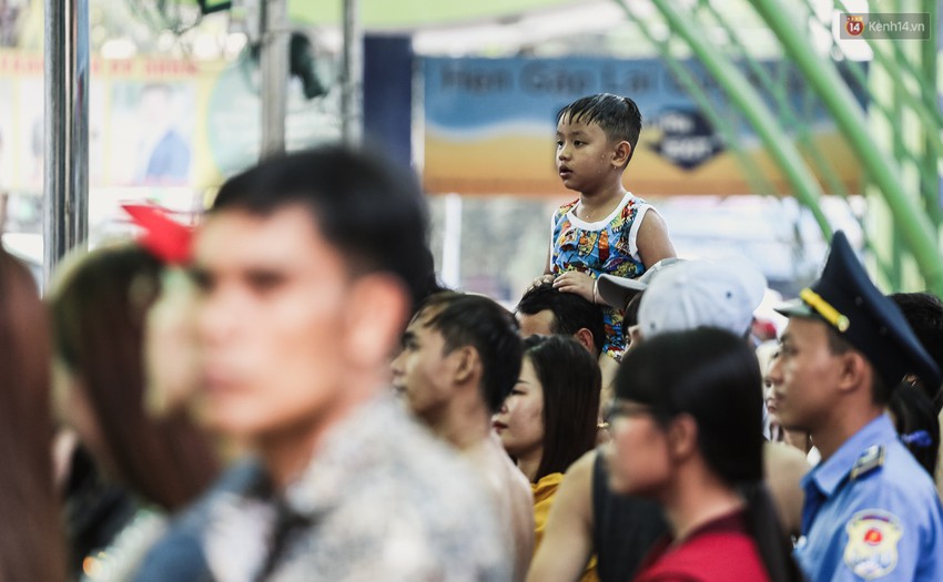 Ngộp thở ở công viên nước ngày lễ: Chen chân tìm được 1 mét vuông để tắm cũng khó khăn hết sức! - Ảnh 1.