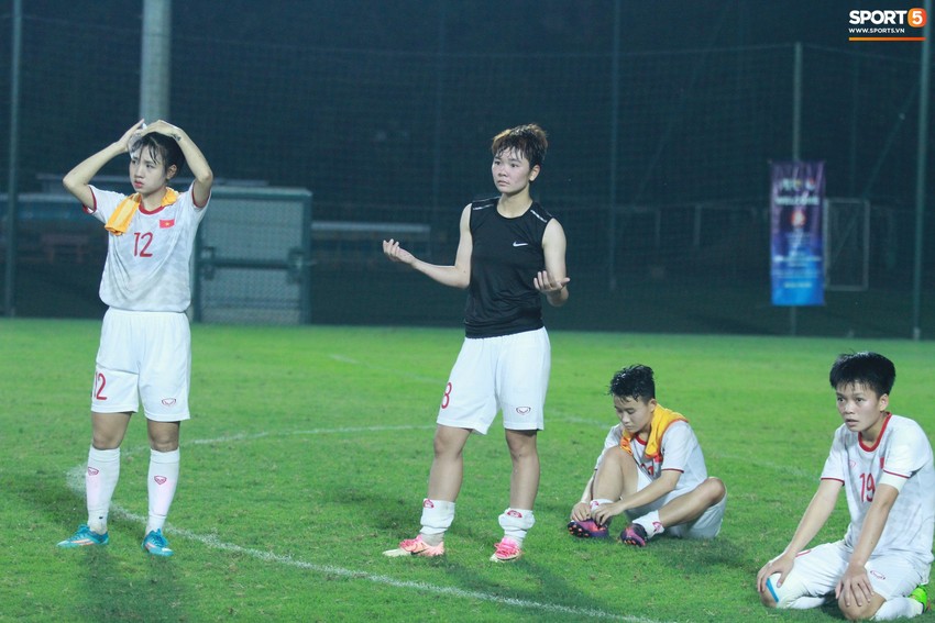 Cầu thủ U19 nữ Việt Nam khóc nức nở sau khi kịch tính giành vé dự Vòng chung kết U19 châu Á - Ảnh 5.