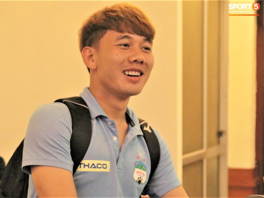 Cầu thủ HAGL bảnh bao giữa tiết trời se lạnh Hà Nội - Ảnh 4.