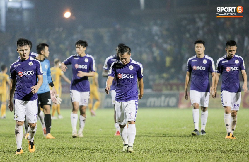 Bùi Tiến Dũng chán nản, không khí Hà Nội FC như đưa đám sau trận thua thảm trước CLB Thanh Hoá - Ảnh 8.