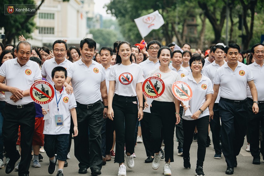 Chùm ảnh: 8.000 người mang logo Đã uống rượu bia - Không lái xe cùng tuần hành trên phố đi bộ Hồ Gươm - Ảnh 13.