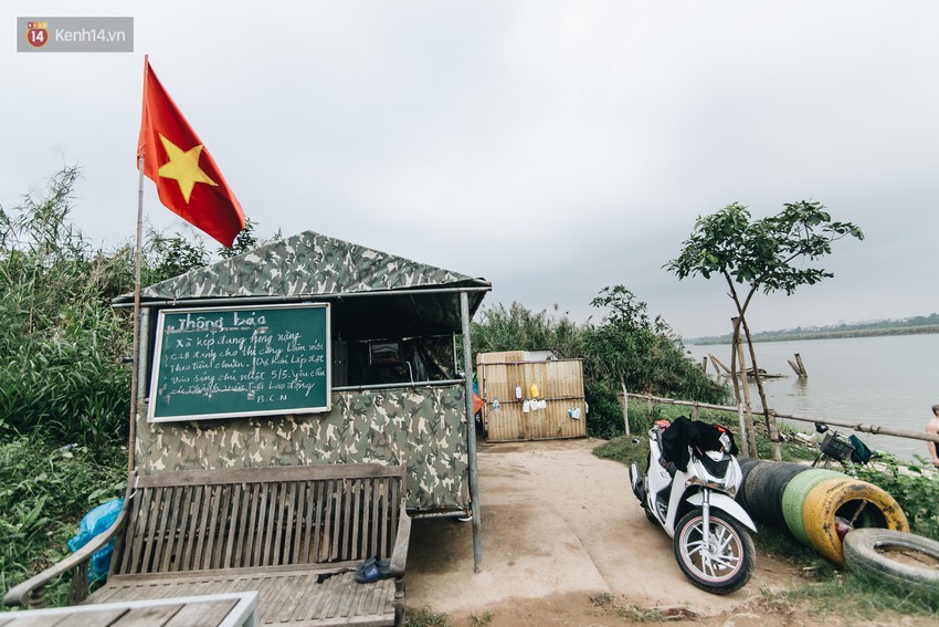 S&acirc;n tập thể h&igrave;nh tự chế của c&aacute;c l&atilde;o bối: Vừa tập, vừa c&oacute; thể ngắm s&ocirc;ng Hồng v&agrave; cầu Long Bi&ecirc;n - Ảnh 9.