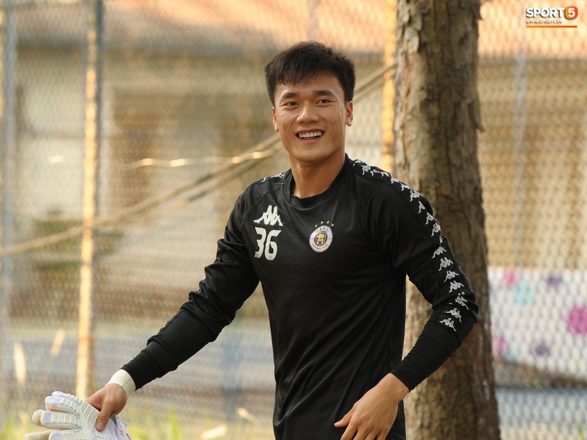 Hành động thể hiện sự tỉ mỉ, chu đáo của Bùi Tiến Dũng đối với các đồng đội Hà Nội FC - Ảnh 1.