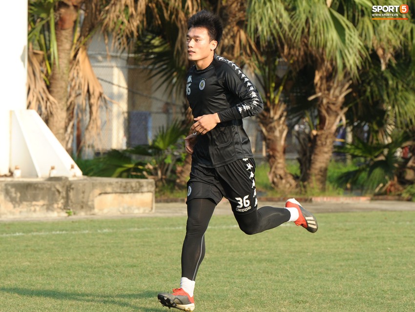 Hành động thể hiện sự tỉ mỉ, chu đáo của Bùi Tiến Dũng đối với các đồng đội Hà Nội FC - Ảnh 5.