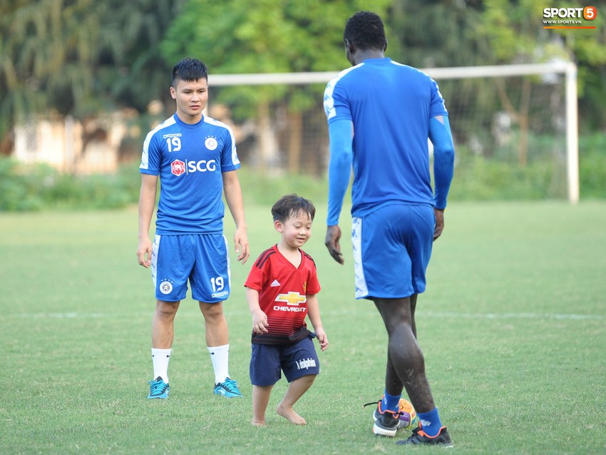 Hành động thể hiện sự tỉ mỉ, chu đáo của Bùi Tiến Dũng đối với các đồng đội Hà Nội FC - Ảnh 14.