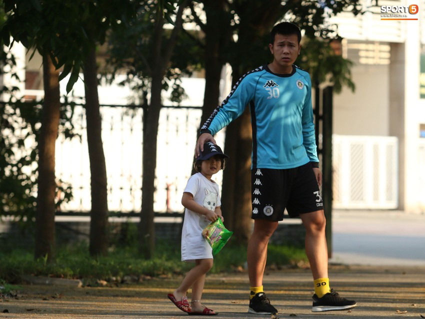 Những thiên thần trên sân tập của Hà Nội FC tạo nên khung cảnh khiến người xem mê mẩn như thước phim thanh xuân vườn trường - Ảnh 2.