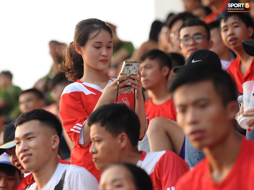 Chịu chơi như fan Hải Phòng: Tự trang bị hàng chục bộ phát Wi-Fi cho chảo lửa Lạch Tray - Ảnh 4.