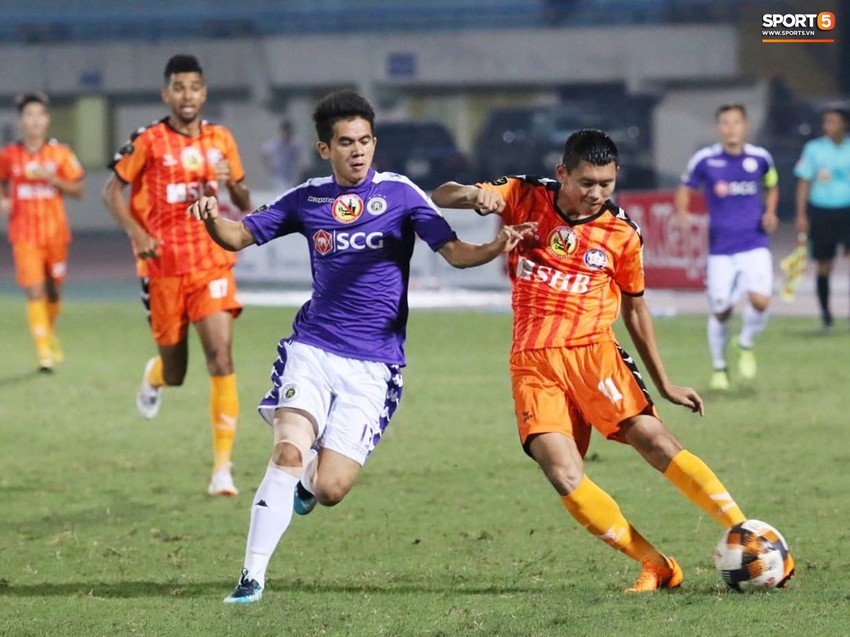 Tiền vệ tuyển Việt Nam ăn mừng kiểu bụng bầu khi ghi bàn ở V.League - Ảnh 8.