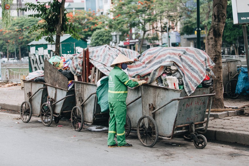 Nhiều tuyến phố ở Hà Nội xuất hiện những ngôi nhà di động cho xe rác - Ảnh 9.