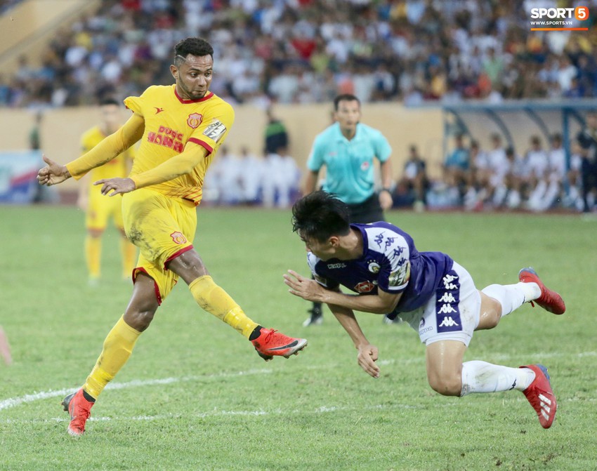 Lạ lẫm hình ảnh Quang Hải phản ứng mạnh với trọng tài trong ngày Hà Nội FC thất bại trước Nam Định - Ảnh 7.
