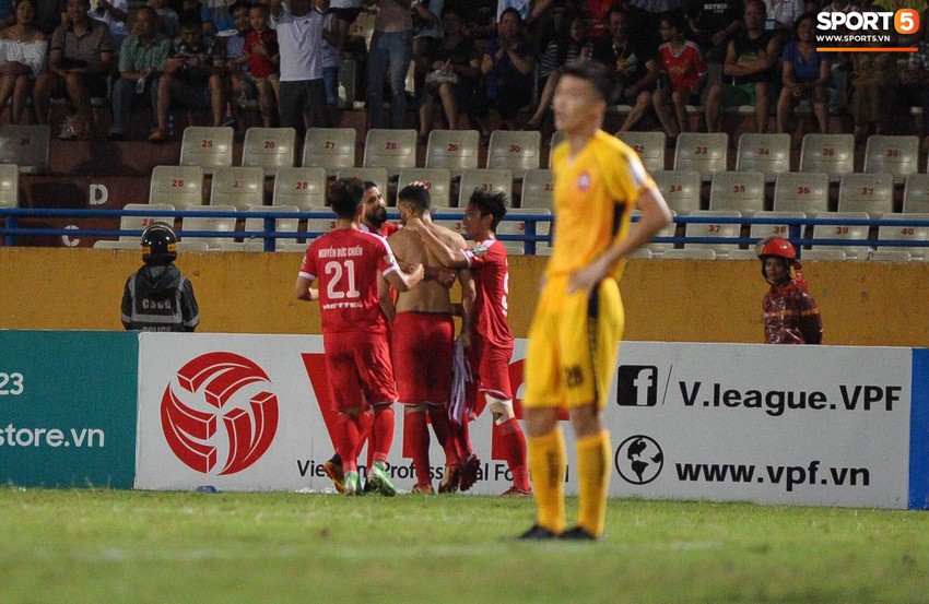 Thủ môn U23 Việt Nam nhận lời cảnh báo sau trận thuỷ chiến trên sân Hàng Đẫy - Ảnh 9.