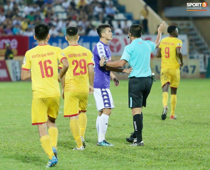 Lạ lẫm hình ảnh Quang Hải phản ứng mạnh với trọng tài trong ngày Hà Nội FC thất bại trước Nam Định - Ảnh 3.