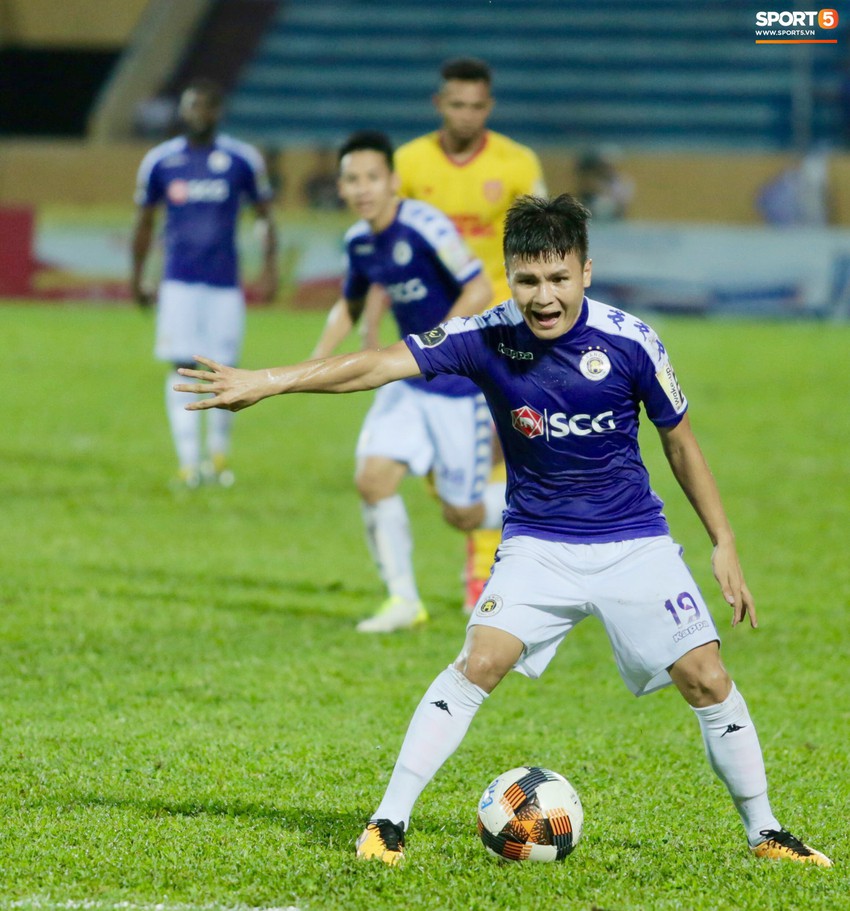 Lạ lẫm hình ảnh Quang Hải phản ứng mạnh với trọng tài trong ngày Hà Nội FC thất bại trước Nam Định - Ảnh 2.