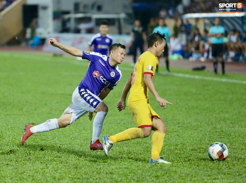 Lạ lẫm hình ảnh Quang Hải phản ứng mạnh với trọng tài trong ngày Hà Nội FC thất bại trước Nam Định - Ảnh 6.