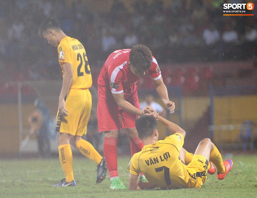 Thủ môn U23 Việt Nam nhận lời cảnh báo sau trận thuỷ chiến trên sân Hàng Đẫy - Ảnh 10.
