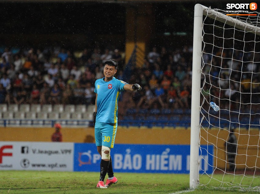 Thủ môn U23 Việt Nam nhận lời cảnh báo sau trận thuỷ chiến trên sân Hàng Đẫy - Ảnh 6.