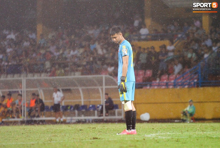 Thủ môn U23 Việt Nam nhận lời cảnh báo sau trận thuỷ chiến trên sân Hàng Đẫy - Ảnh 1.
