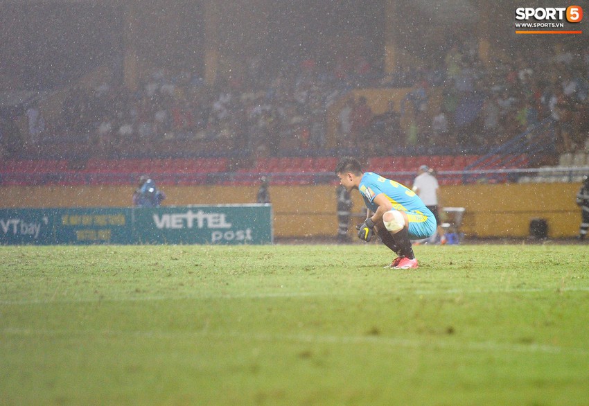 Thủ môn U23 Việt Nam nhận lời cảnh báo sau trận thuỷ chiến trên sân Hàng Đẫy - Ảnh 2.