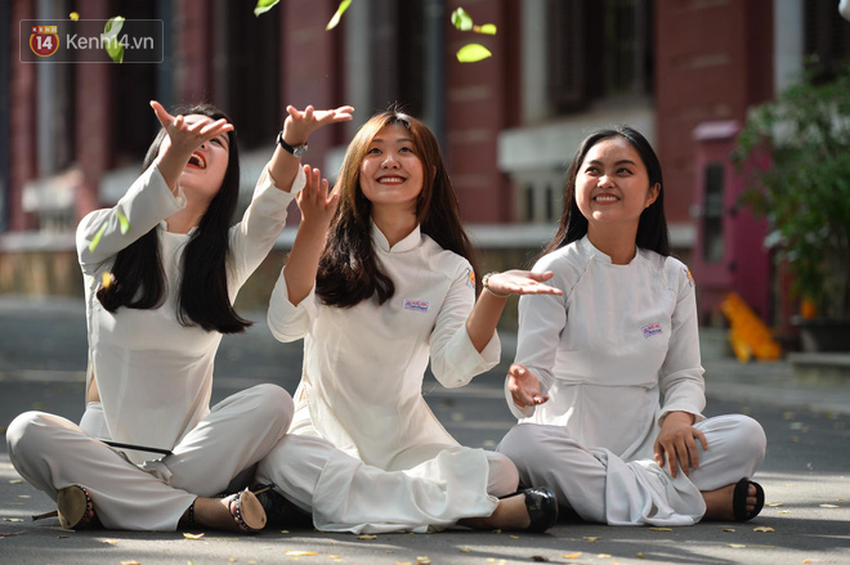 Ngẩn ngơ ngắm nữ sinh trường Quốc học Huế diện áo dài trắng đẹp dịu dàng trong ngày bế giảng - Ảnh 2.