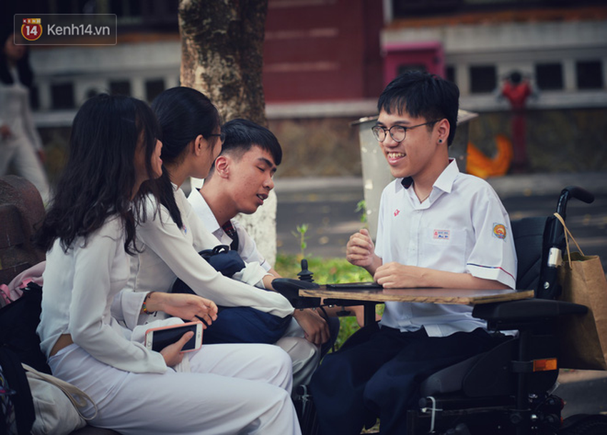 Ngẩn ngơ ngắm nữ sinh trường Quốc học Huế diện áo dài trắng đẹp dịu dàng trong ngày bế giảng - Ảnh 14.