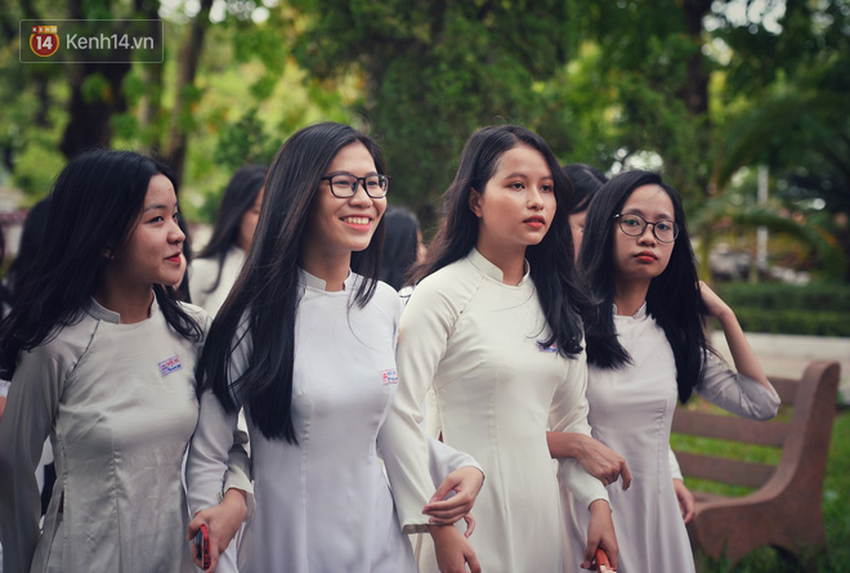Ngẩn ngơ ngắm nữ sinh trường Quốc học Huế diện áo dài trắng đẹp dịu dàng trong ngày bế giảng - Ảnh 15.