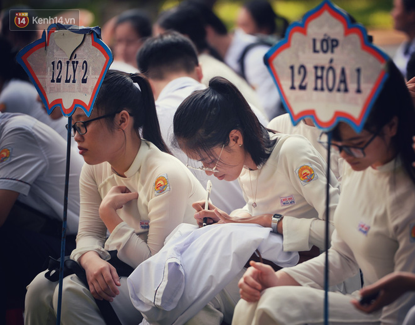 Ngẩn ngơ ngắm nữ sinh trường Quốc học Huế diện áo dài trắng đẹp dịu dàng trong ngày bế giảng - Ảnh 17.