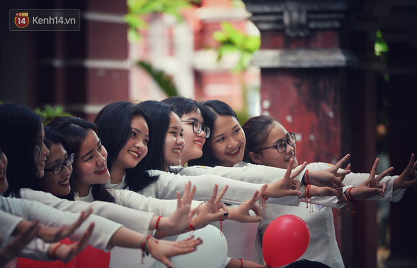 Ngẩn ngơ ngắm nữ sinh trường Quốc học Huế diện áo dài trắng đẹp dịu dàng trong ngày bế giảng - Ảnh 19.