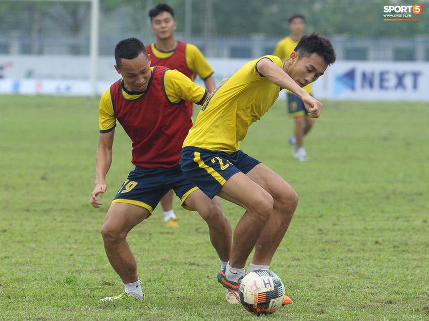 Dàn hot boy U22 Việt Nam khoác áo Hà Tĩnh FC đùa vui cực nhí nhảnh trước trận gặp Phù Đổng FC - Ảnh 1.