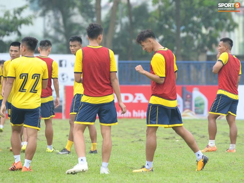 Dàn hot boy U22 Việt Nam khoác áo Hà Tĩnh FC đùa vui cực nhí nhảnh trước trận gặp Phù Đổng FC - Ảnh 3.