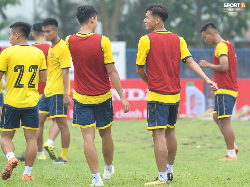 Dàn hot boy U22 Việt Nam khoác áo Hà Tĩnh FC đùa vui cực nhí nhảnh trước trận gặp Phù Đổng FC - Ảnh 4.