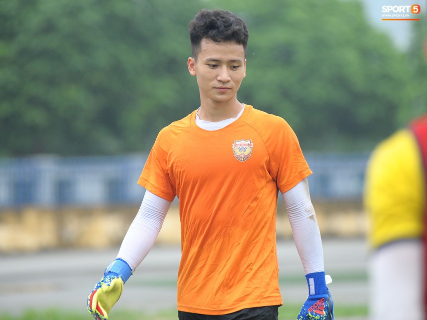 Dàn hot boy U22 Việt Nam khoác áo Hà Tĩnh FC đùa vui cực nhí nhảnh trước trận gặp Phù Đổng FC - Ảnh 7.