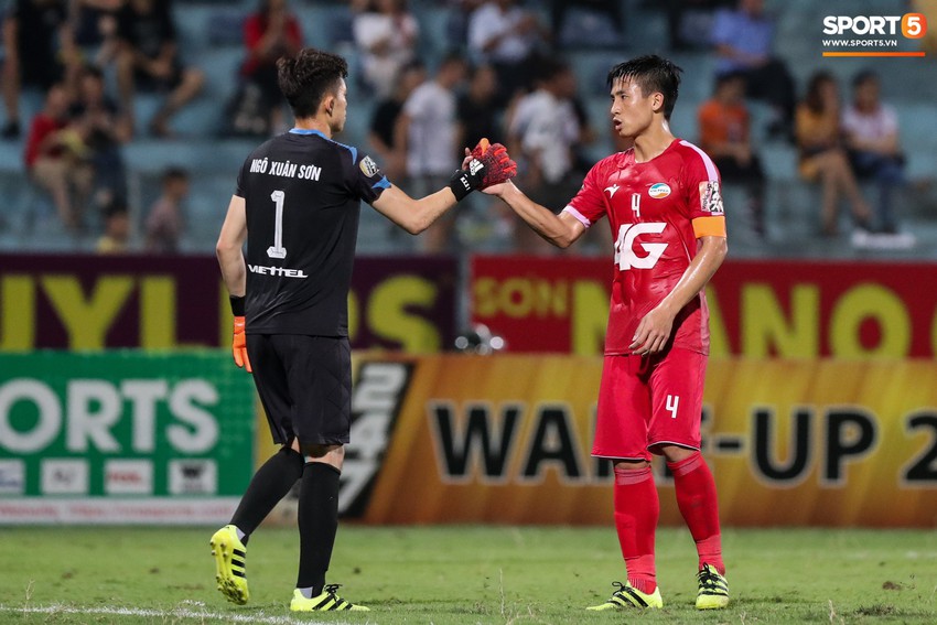 HLV Park Hang-seo trầm tư khi chứng kiến Tiến Dũng, Ngọc Hải để thủng lưới 3 bàn trong trận đấu với Quảng Ninh - Ảnh 1.