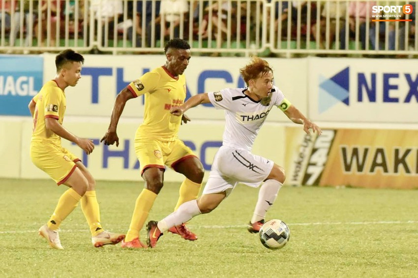Minh Vương kiến tạo và lập siêu phẩm, HAGL thắng dễ 2-0 Nam Định FC - Ảnh 2.
