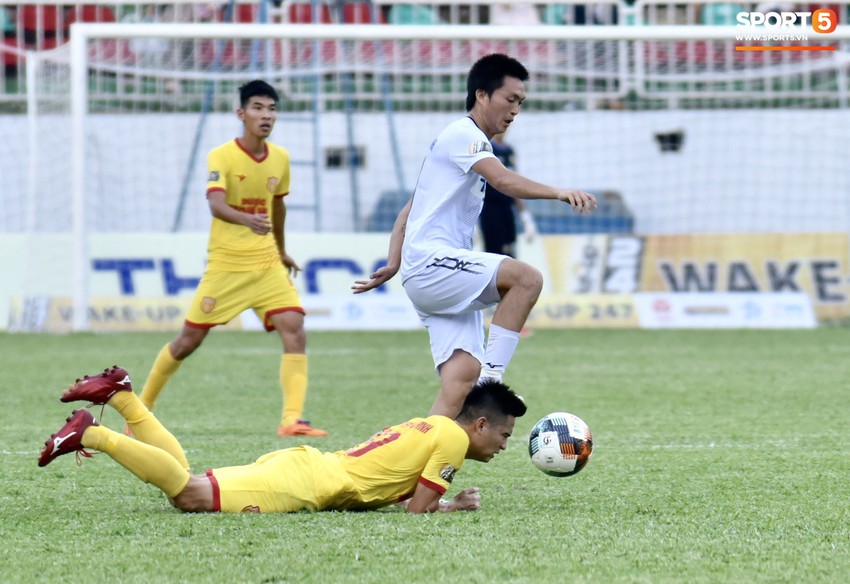 Minh Vương kiến tạo và lập siêu phẩm, HAGL thắng dễ 2-0 Nam Định FC - Ảnh 6.
