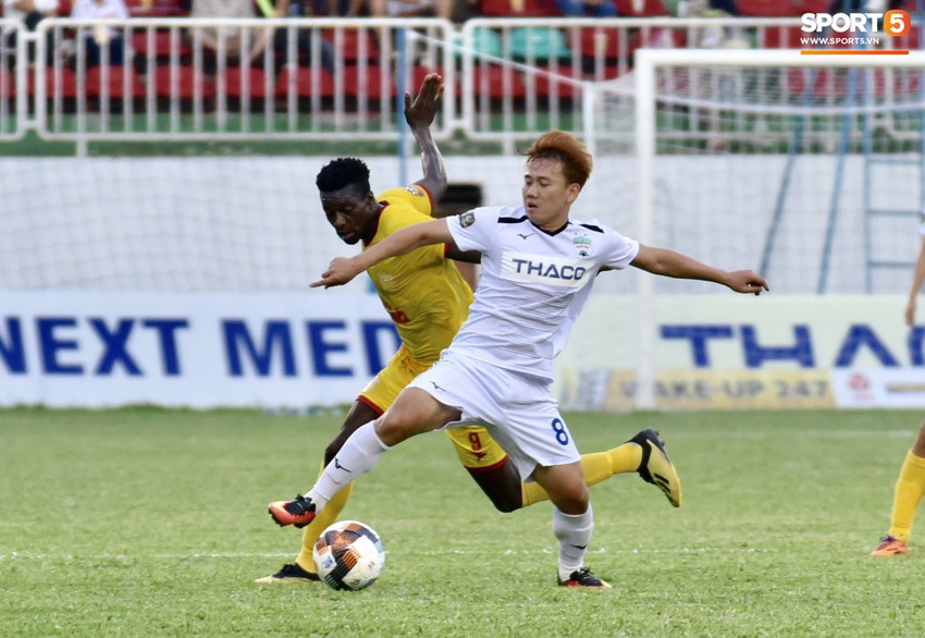 Minh Vương kiến tạo và lập siêu phẩm, HAGL thắng dễ 2-0 Nam Định FC - Ảnh 1.