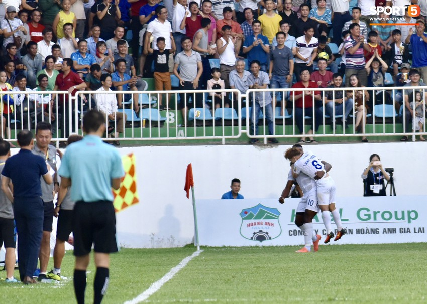 Minh Vương kiến tạo và lập siêu phẩm, HAGL thắng dễ 2-0 Nam Định FC - Ảnh 3.