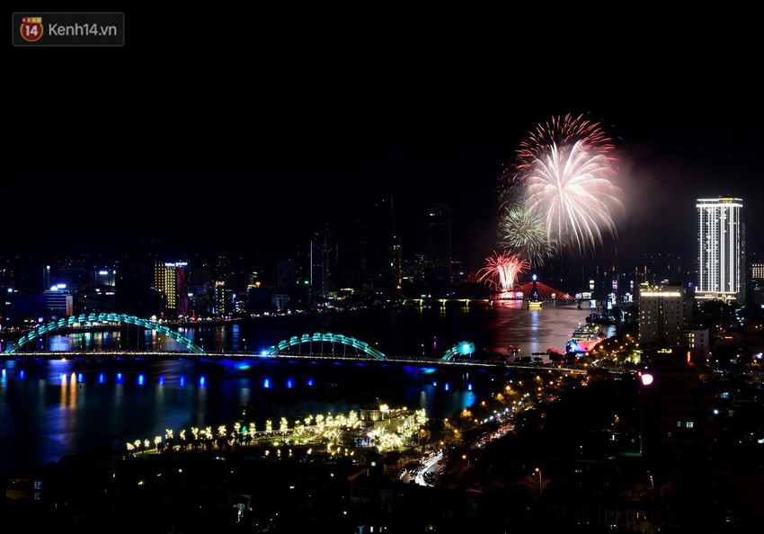 Ngắm màn tranh tài giữa Việt Nam và Nga mở màn Lễ hội pháo hoa quốc tế 2019 tại hồ bơi sang chảnh của khách sạn cao nhất Đà Nẵng - Ảnh 1.