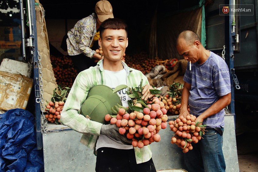 Chùm ảnh: Người dân Bắc Giang ùn ùn đi bán vải, đường phố ùn tắc hàng km - Ảnh 7.