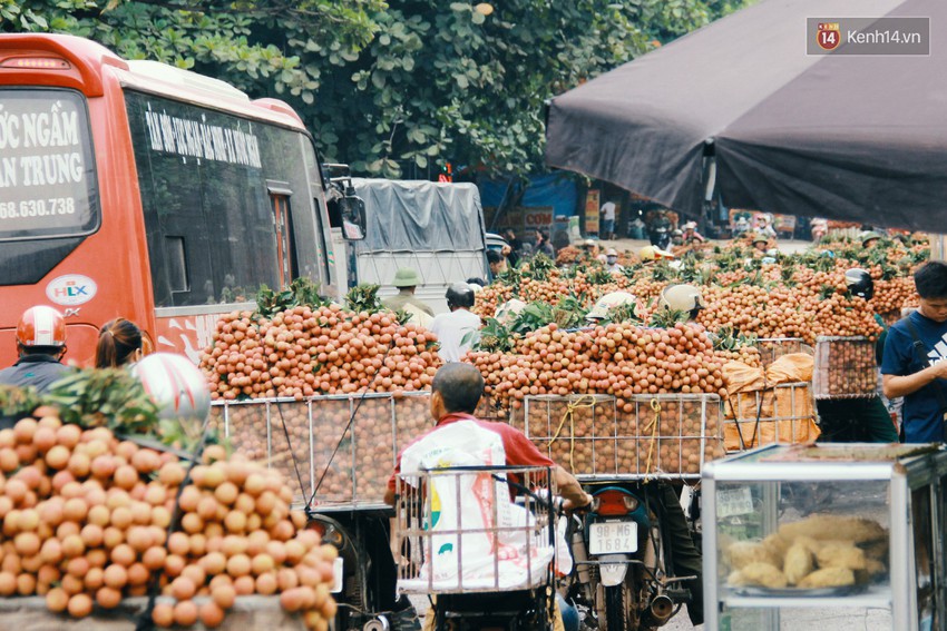 Chùm ảnh: Người dân Bắc Giang ùn ùn đi bán vải, đường phố ùn tắc hàng km - Ảnh 8.