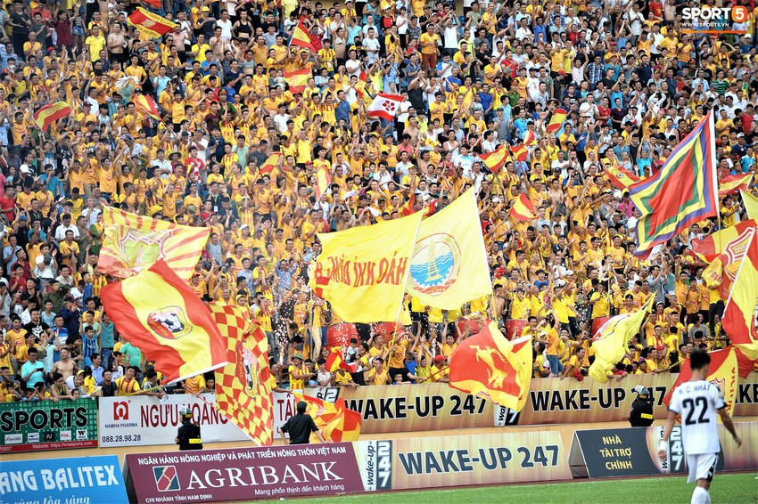 S&acirc;n Thi&ecirc;n Trường của Nam Định đ&ocirc;ng kh&aacute;n giả nhất lượt đi V.League 2019 - Ảnh 1.