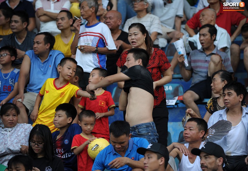 S&acirc;n Thi&ecirc;n Trường của Nam Định đ&ocirc;ng kh&aacute;n giả nhất lượt đi V.League 2019 - Ảnh 10.