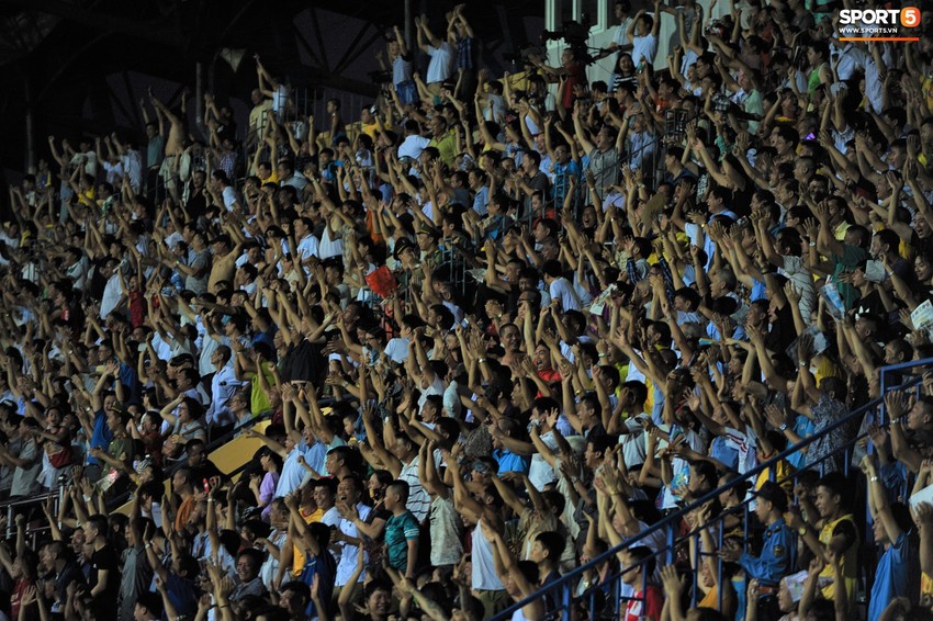 Sân Thiên Trường của Nam Định đông khán giả nhất lượt đi V.League 2019 - Ảnh 14.