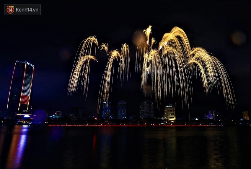 Ý và Phần Lan trình diễn vũ điệu tình yêu bằng pháo hoa trên bầu trời đổ mưa ở Đà Nẵng - Ảnh 5.