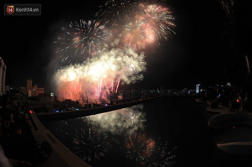 Ngắm màn tranh tài giữa Việt Nam và Nga mở màn Lễ hội pháo hoa quốc tế 2019 tại hồ bơi sang chảnh của khách sạn cao nhất Đà Nẵng - Ảnh 17.