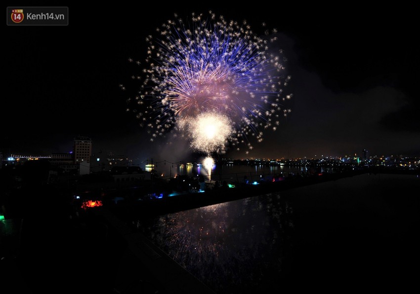 Ngắm màn tranh tài giữa Việt Nam và Nga mở màn Lễ hội pháo hoa quốc tế 2019 tại hồ bơi sang chảnh của khách sạn cao nhất Đà Nẵng - Ảnh 8.